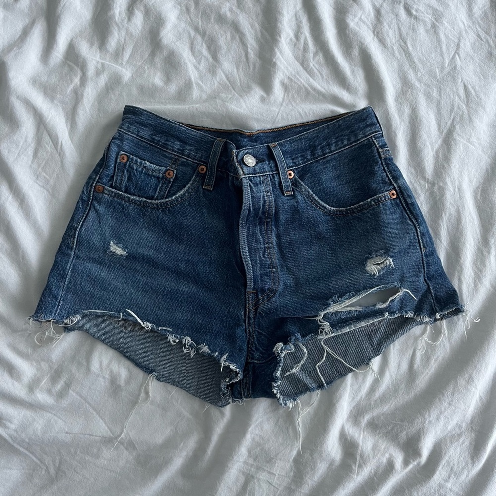 LEVI’S | Women’s Mid-Rise Cut-Off Jean Shorts Medium Blue Wash - Picture 3 of 3